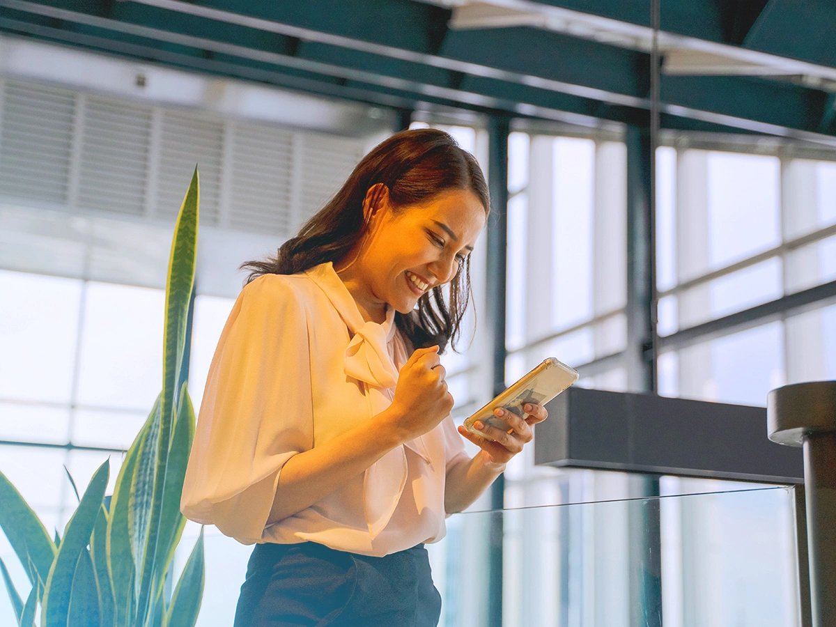 PHOTO-Website-Stock-Integrated-Dimensions-Excited-Female-Worker